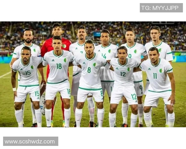 足球三大传奇巨星同场竞技震撼合影震撼亮相球迷热议谁是最强球王